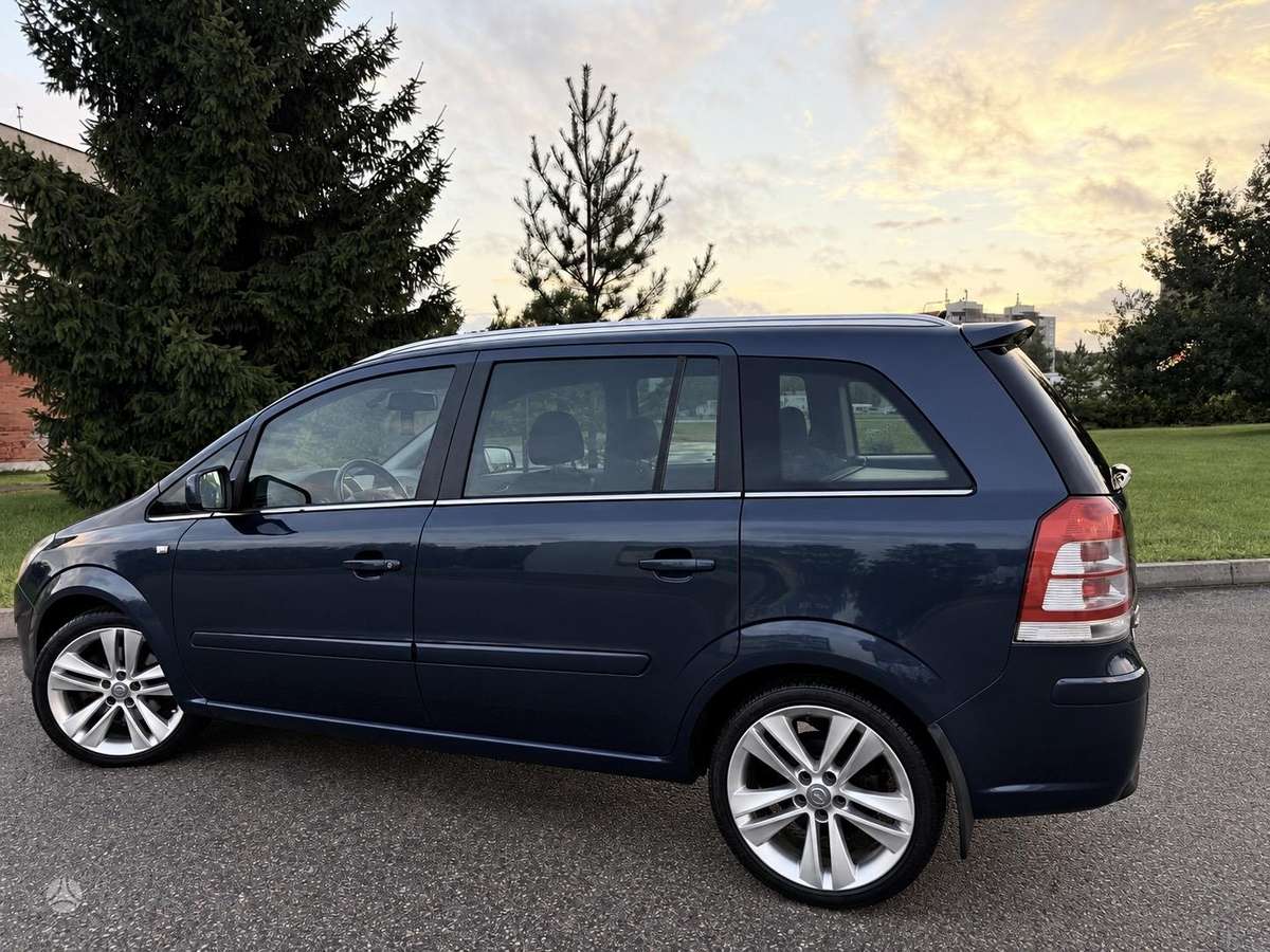 Opel Zafira 2010 — салон