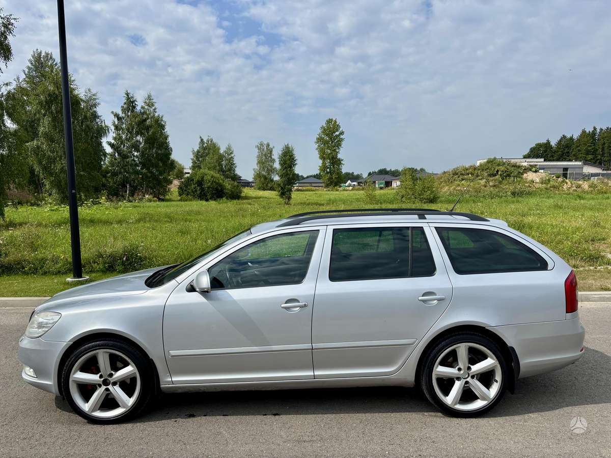 Skoda Octavia 2010 — rear view