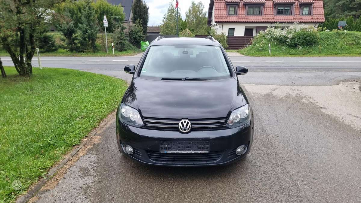 Volkswagen Golf 2011 — interior