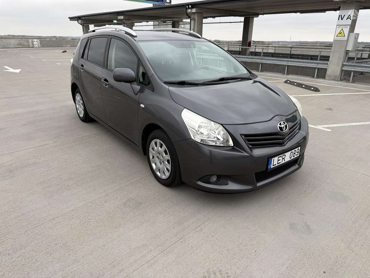 Toyota Verso 2009 — rear view