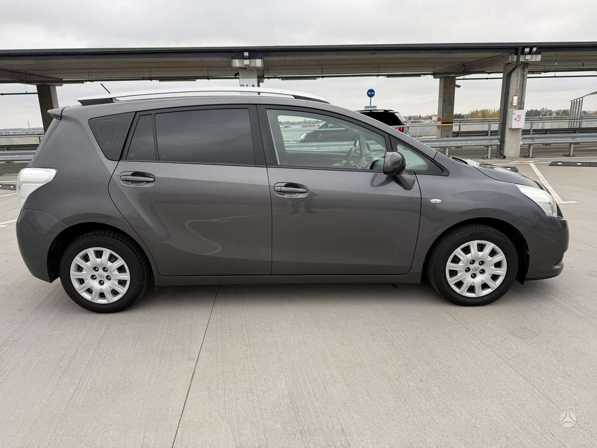 Toyota Verso 2009 — interior