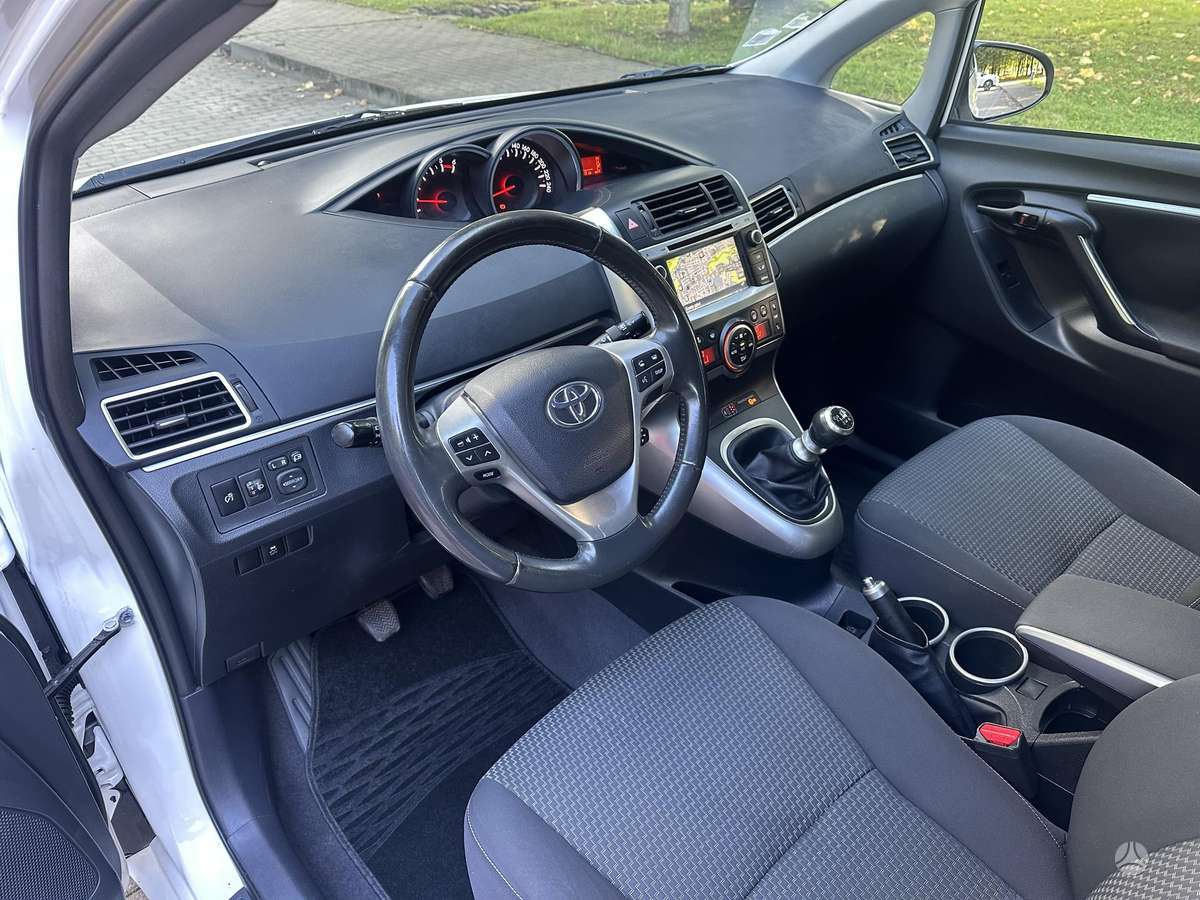 Toyota Verso 2015 — photo 10