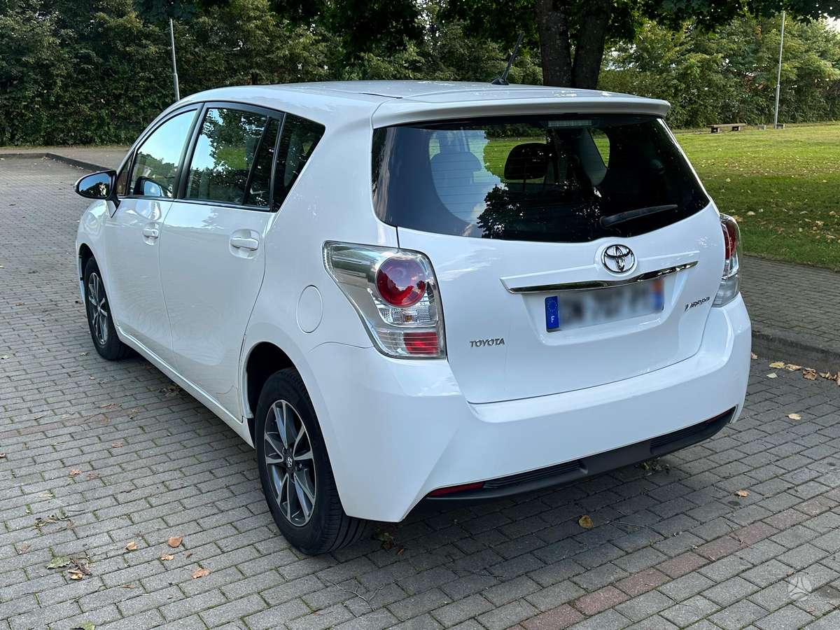 Toyota Verso 2015 — rear view