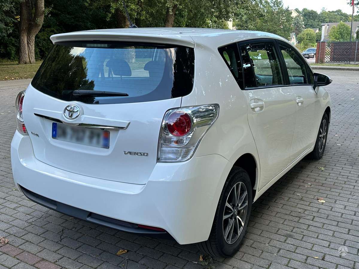Toyota Verso 2015 — interior