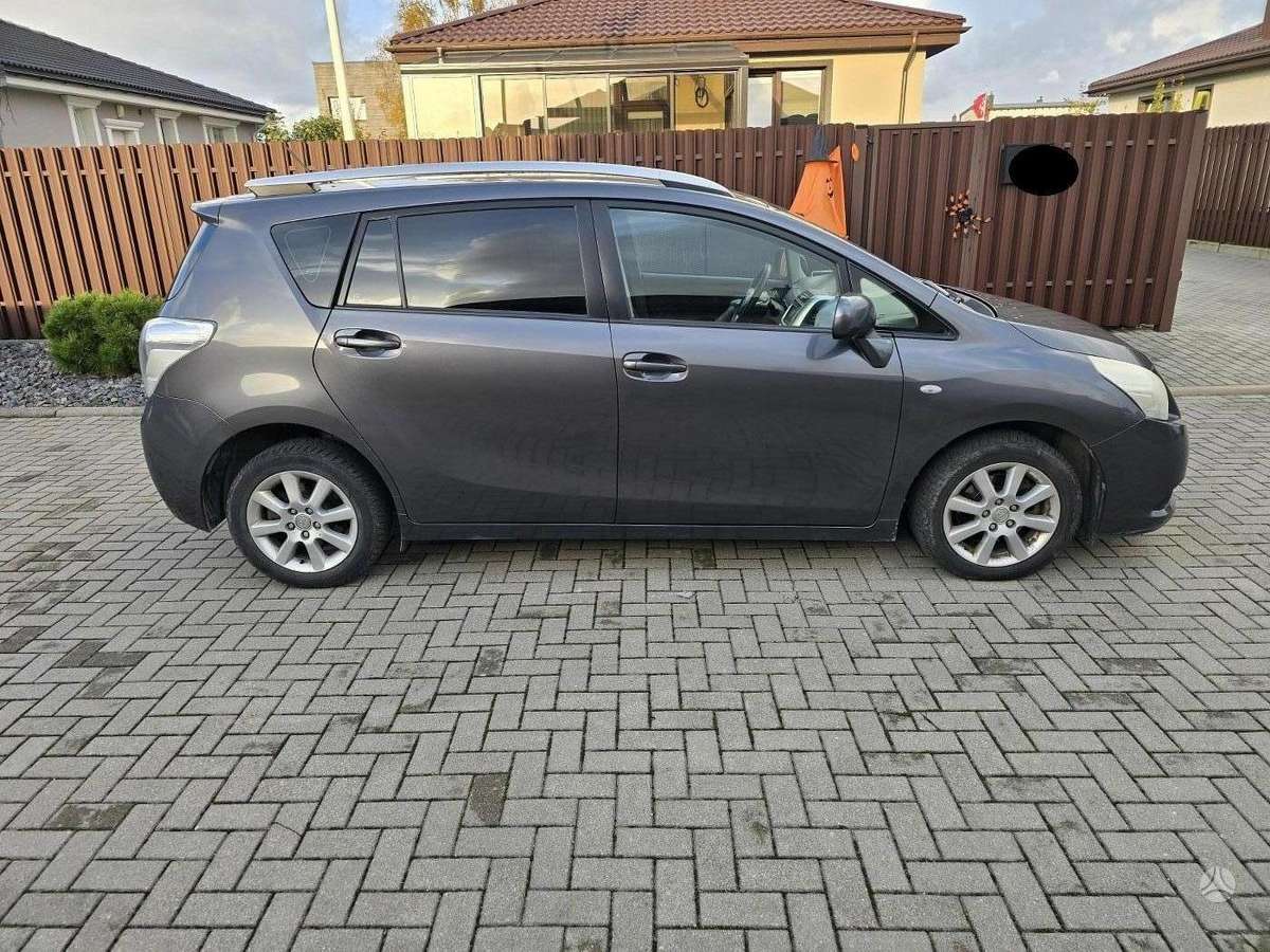 Toyota Verso 2012 — вигляд ззаду