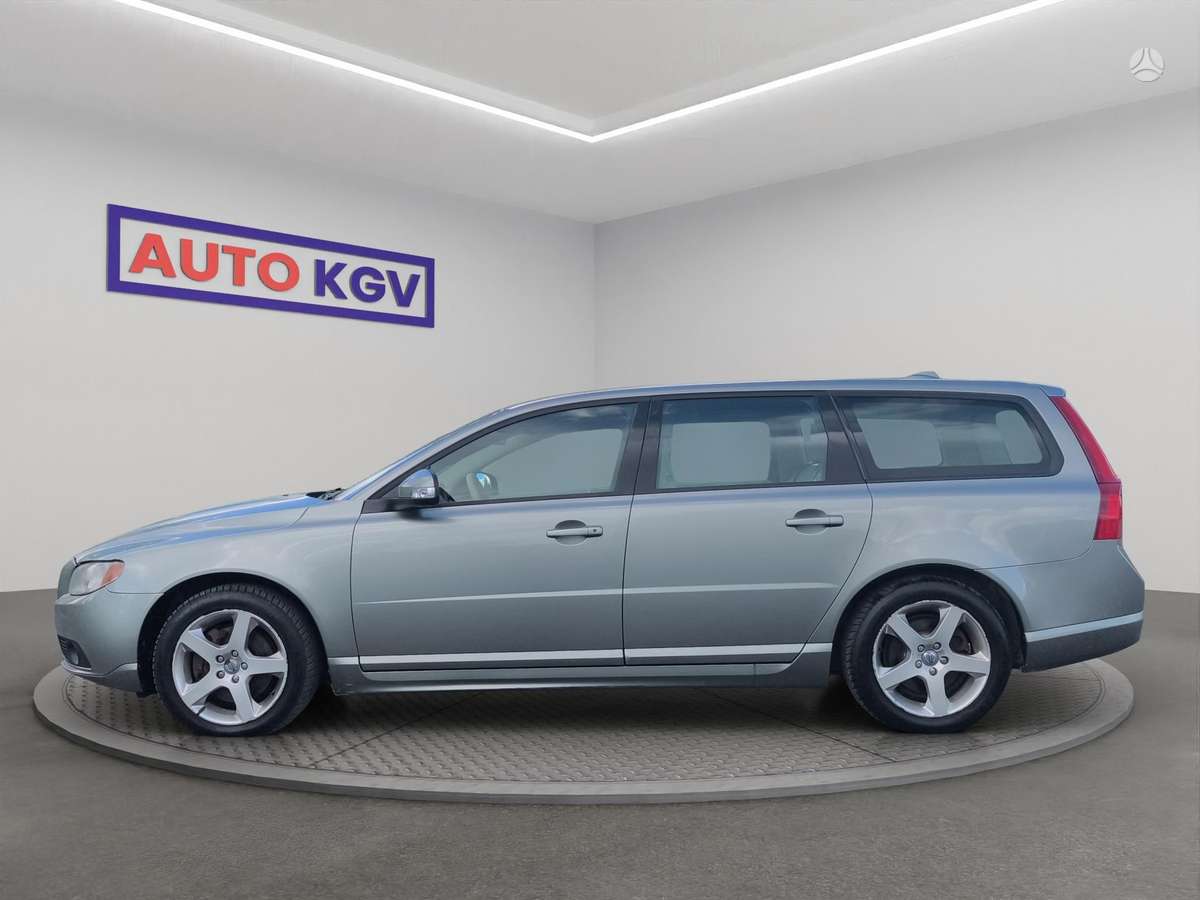 Volvo V70 2008 — rear view