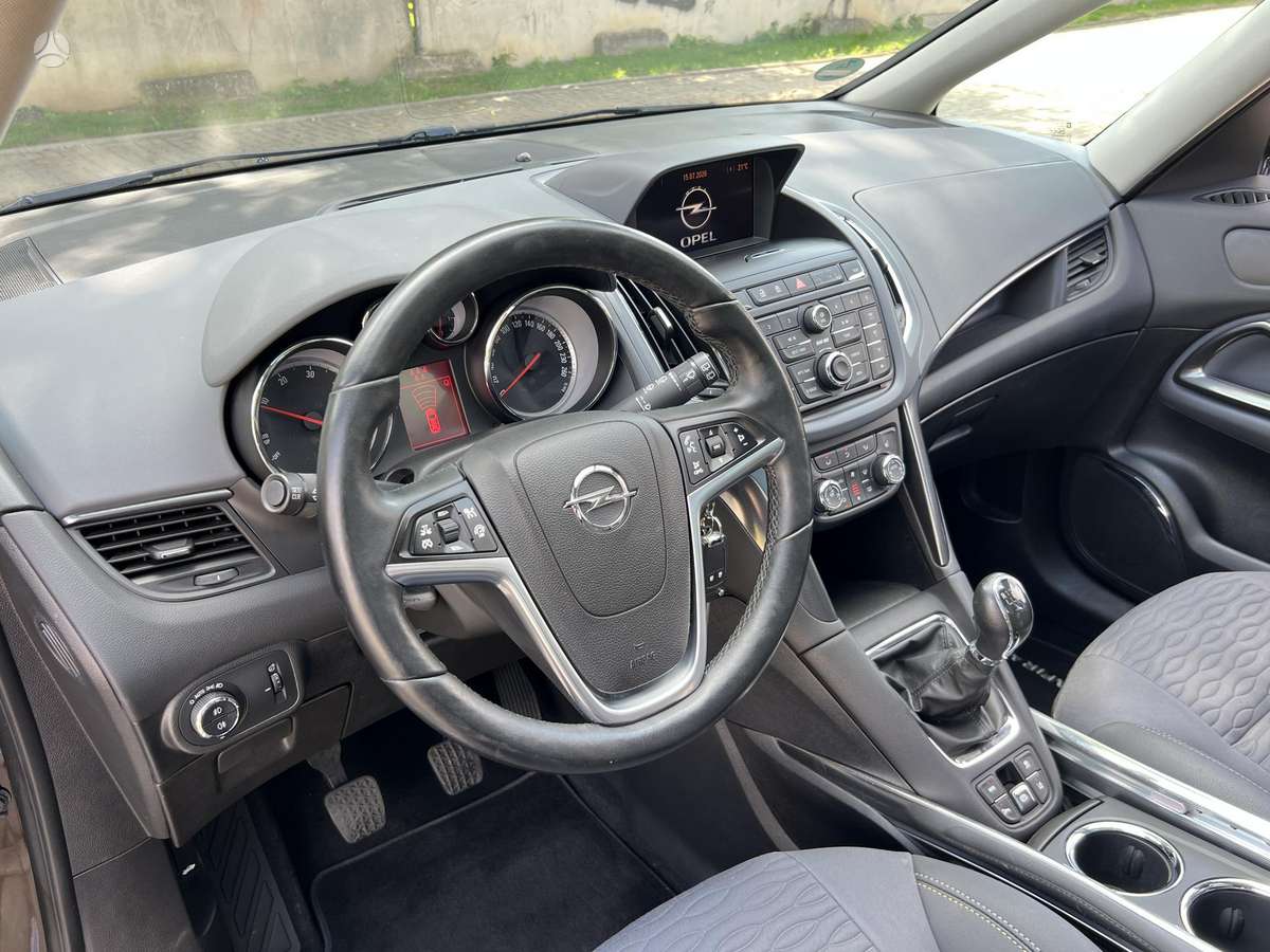 Opel Zafira 2012 — photo 21