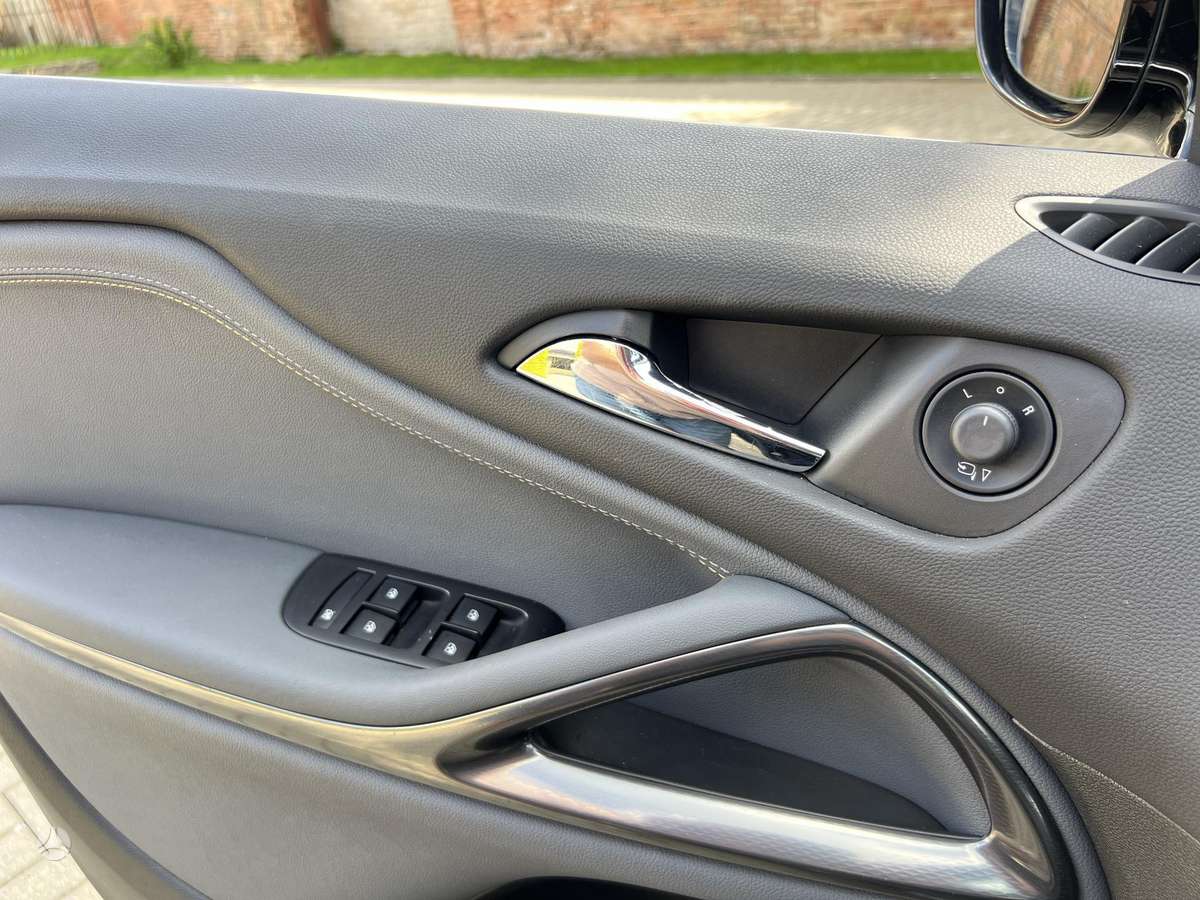 Opel Zafira 2012 — photo 24