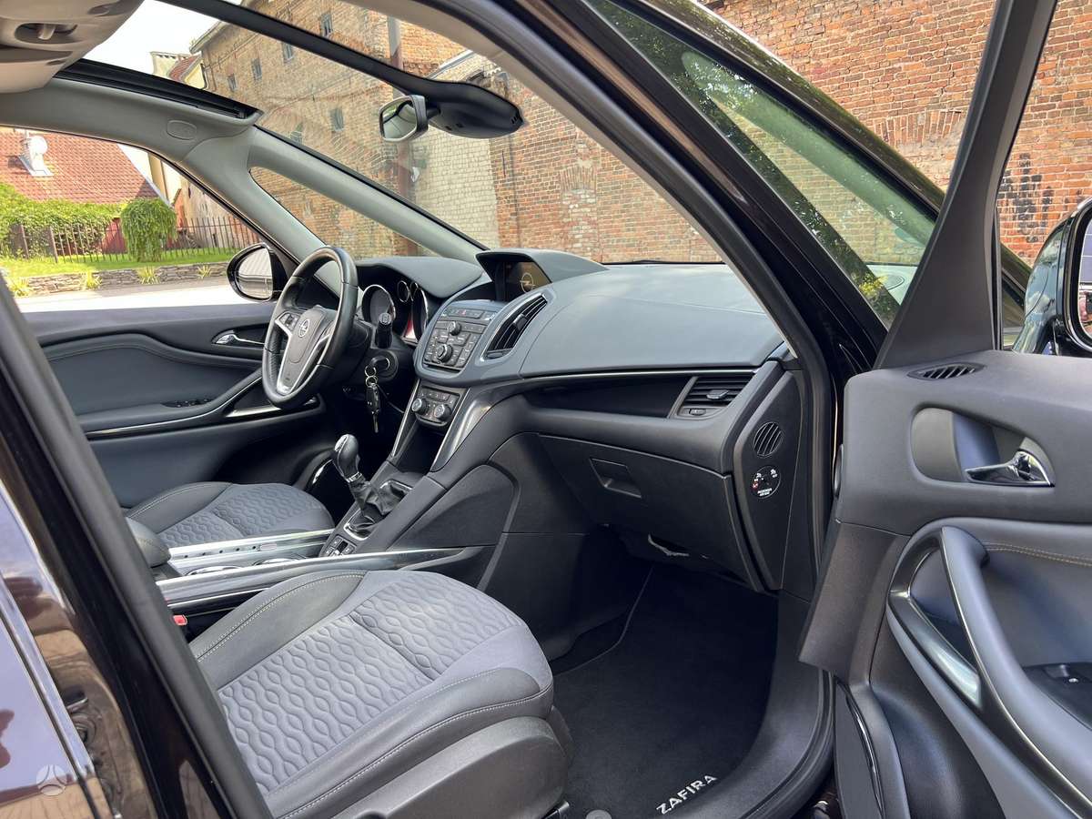 Opel Zafira 2012 — photo 28