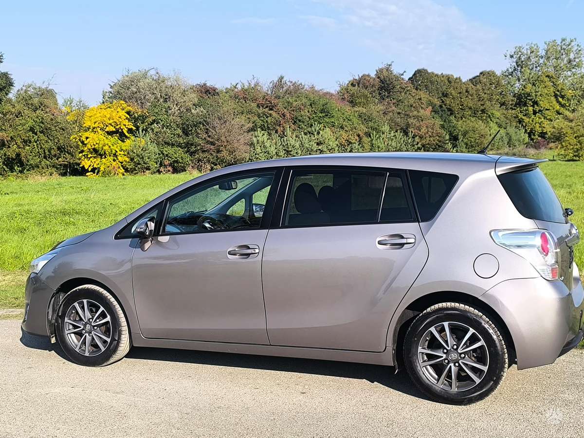 Toyota Verso 2015 — rear view