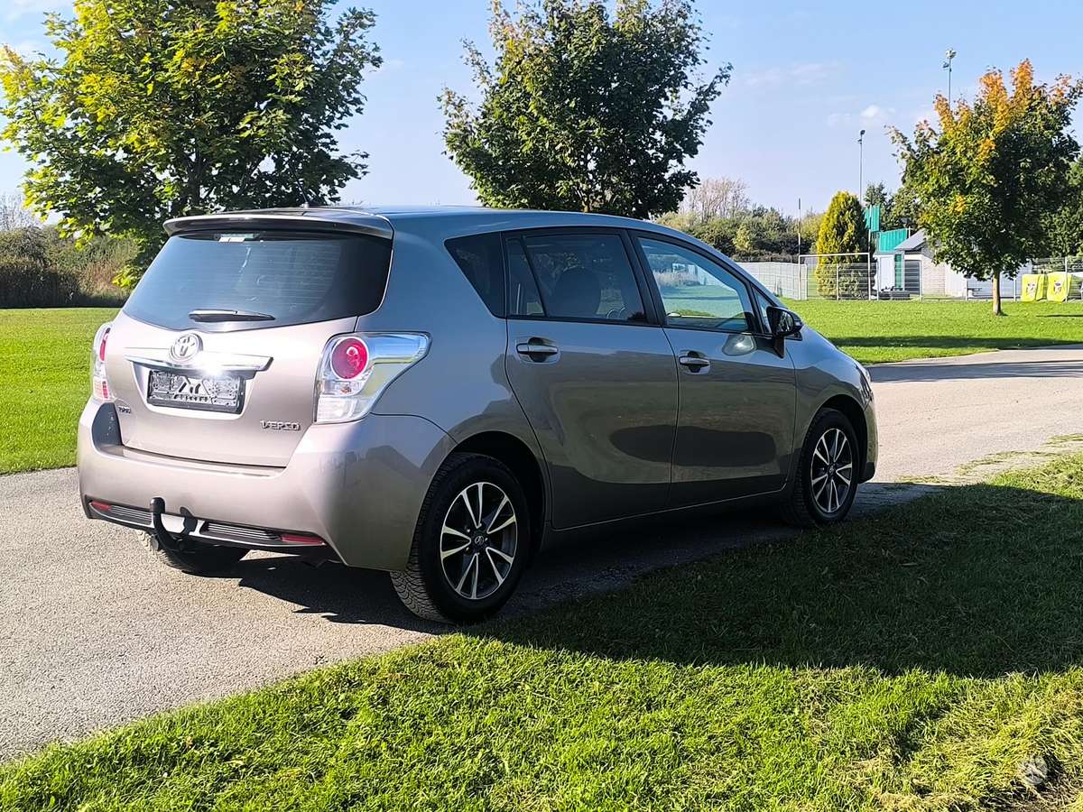 Toyota Verso 2015 — engine 1598 cm³, 111 HP (82kW)