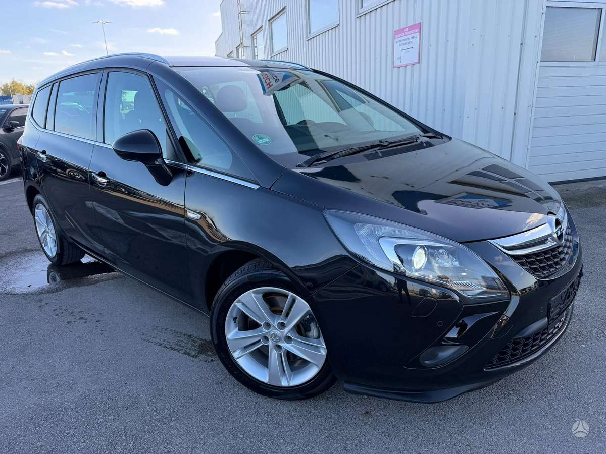 Opel Zafira 2013 — вигляд ззаду