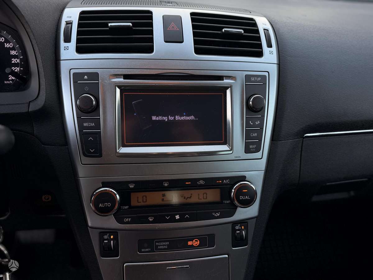 Toyota Avensis 2013 — photo 10