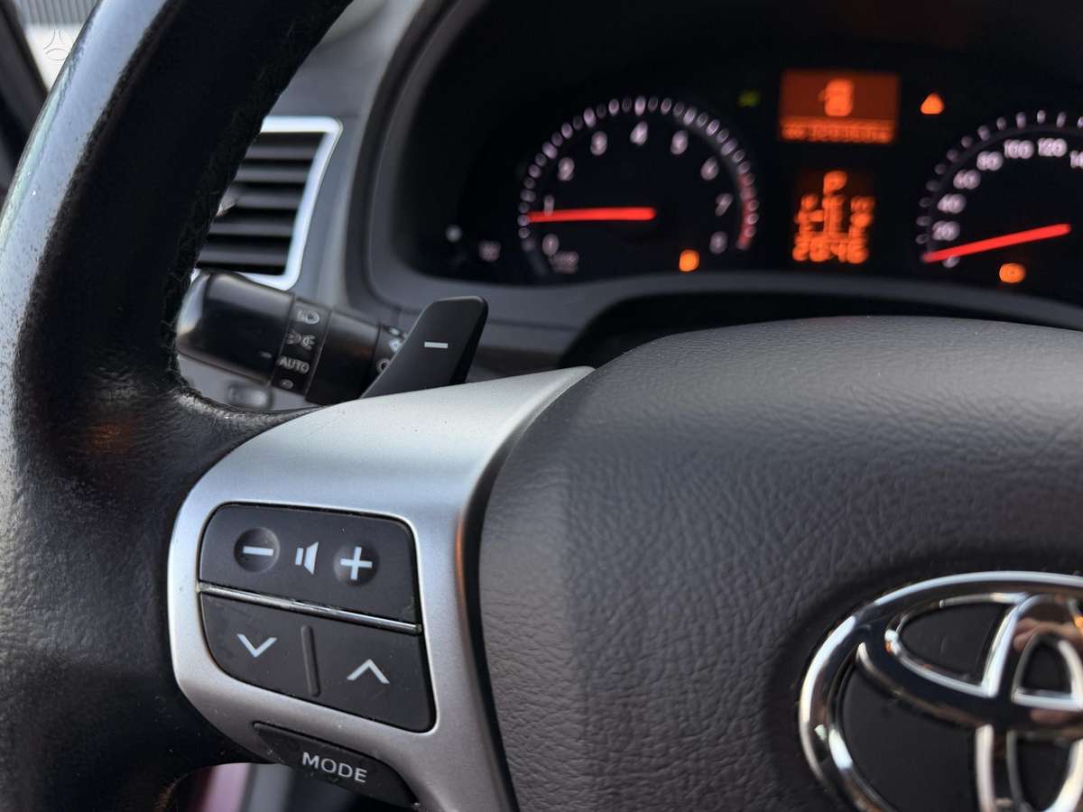 Toyota Avensis 2013 — photo 11