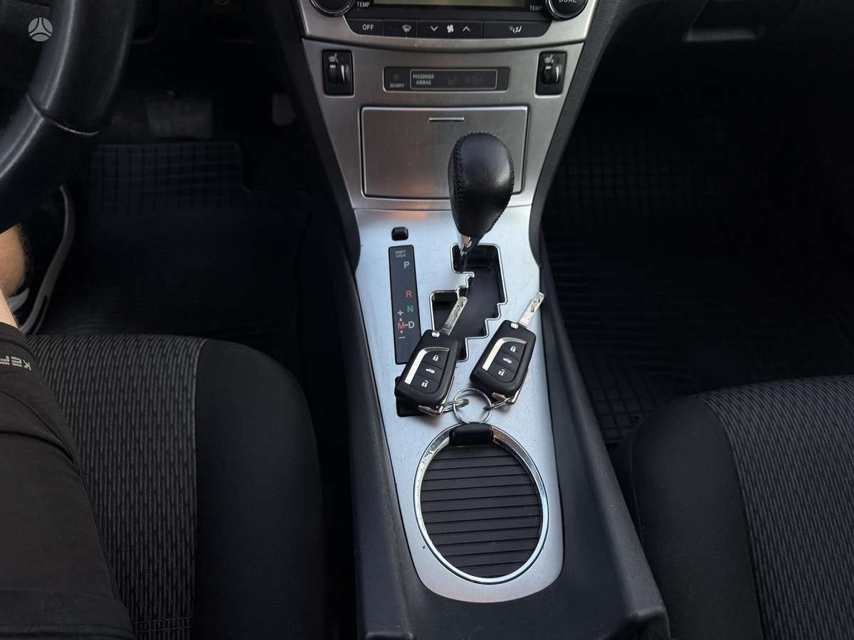 Toyota Avensis 2013 — photo 15