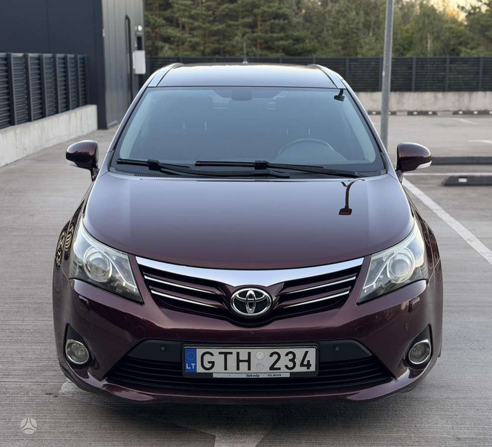 Toyota Avensis 2013 — rear view