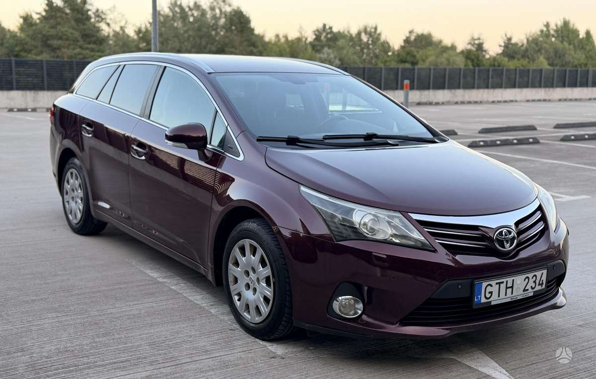 Toyota Avensis 2013 — interior