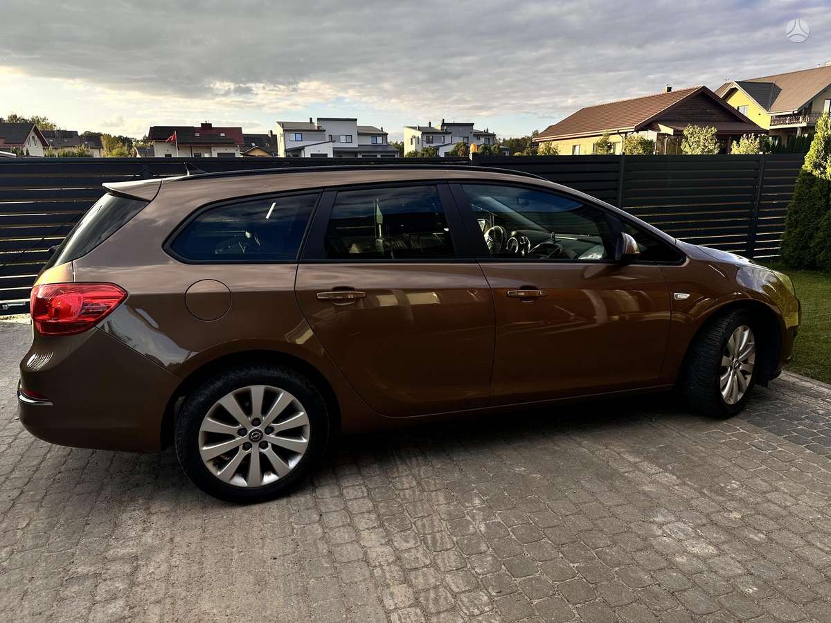Opel Astra 2015 — вигляд ззаду