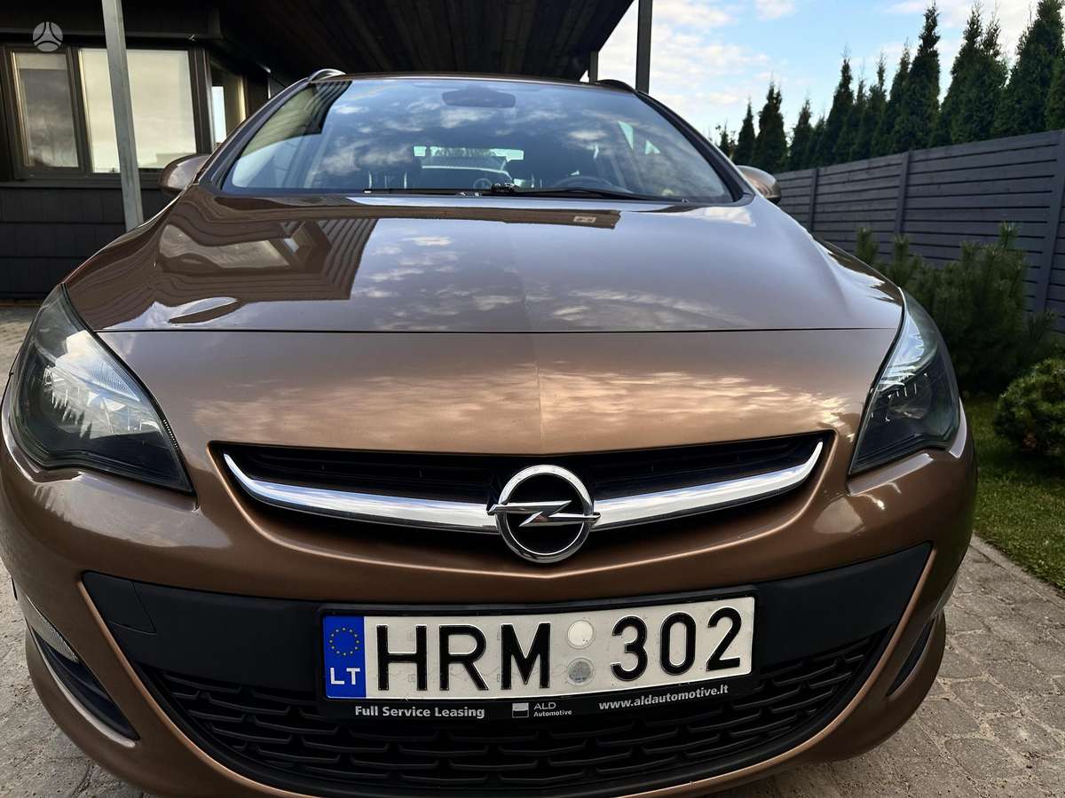 Opel Astra 2015 — салон