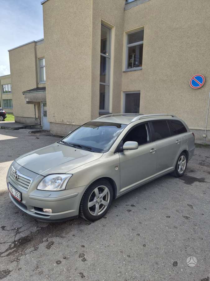 Toyota Avensis 2005 — вигляд ззаду
