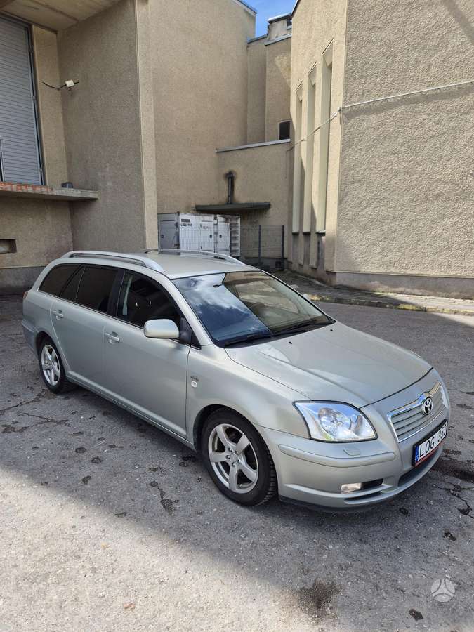 Toyota Avensis 2005 — салон