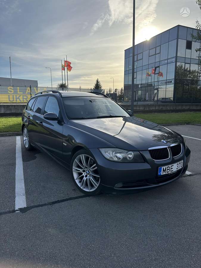 BMW 320 2006 — вигляд ззаду