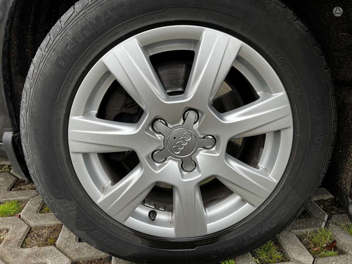 Audi A4 2011 — салон