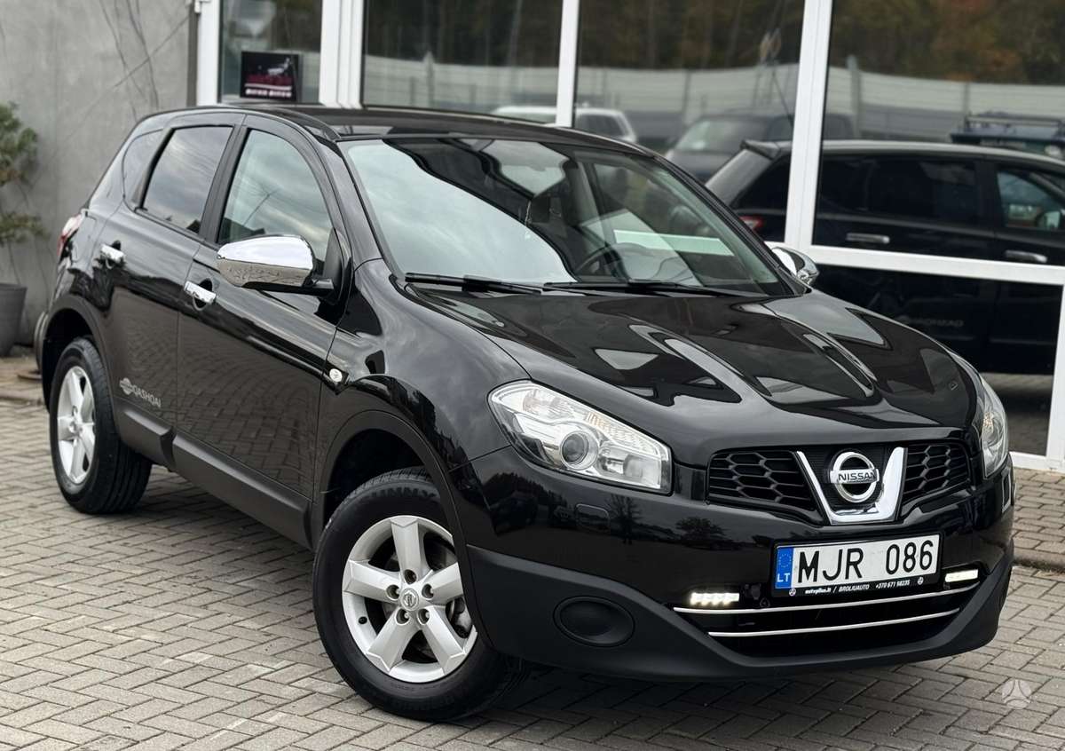 Nissan Qashqai 2010 — rear view