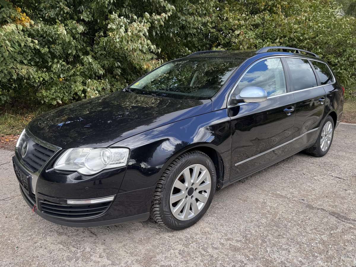 Volkswagen Passat 2010 — rear view