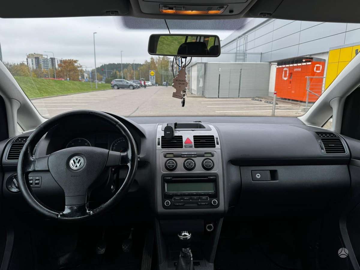 Volkswagen Touran 2011 — photo 13