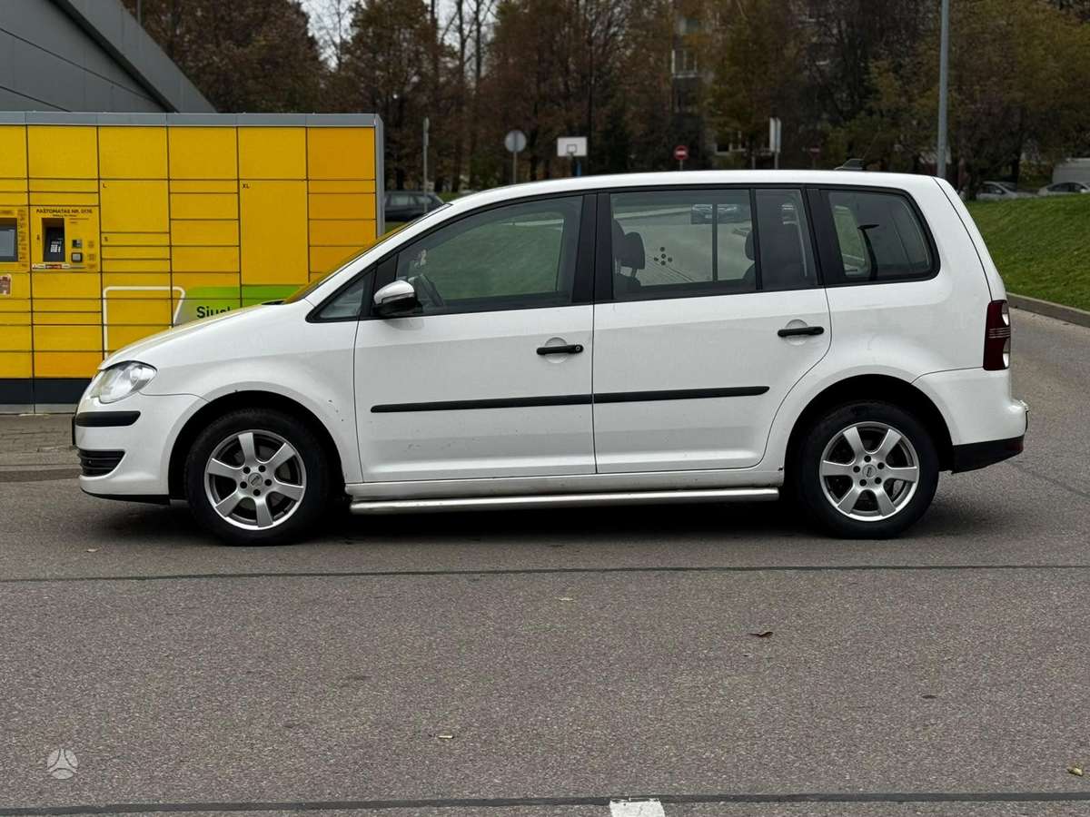 Volkswagen Touran 2011 — rear view