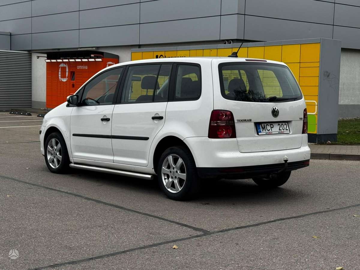 Volkswagen Touran 2011 — interior