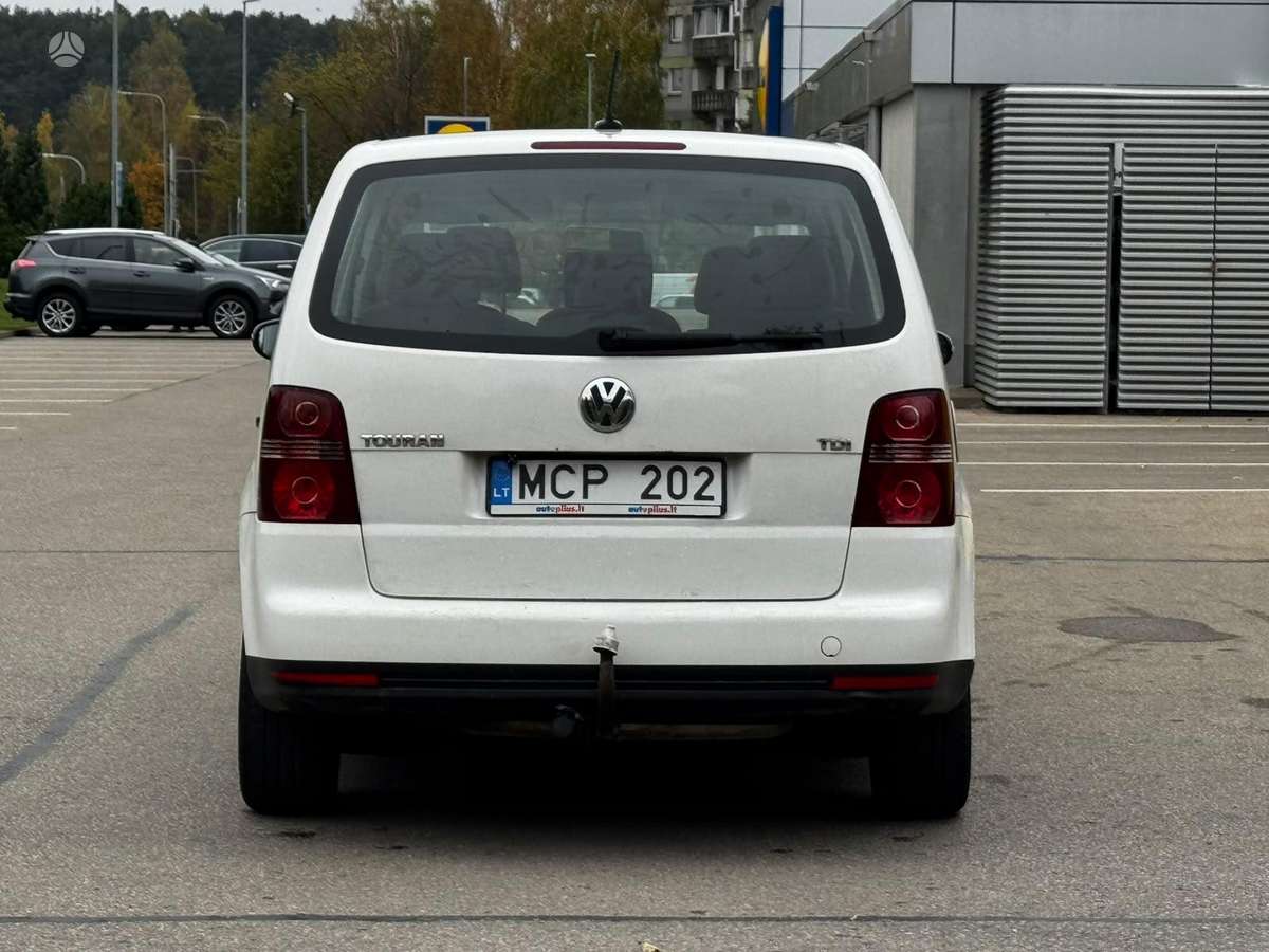 Volkswagen Touran 2011 — engine 1896 cm³, 105 HP (77kW)