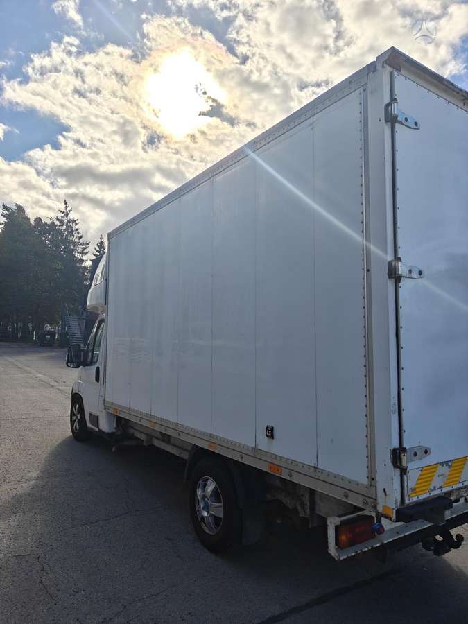 Peugeot Boxer 2011 — rear view