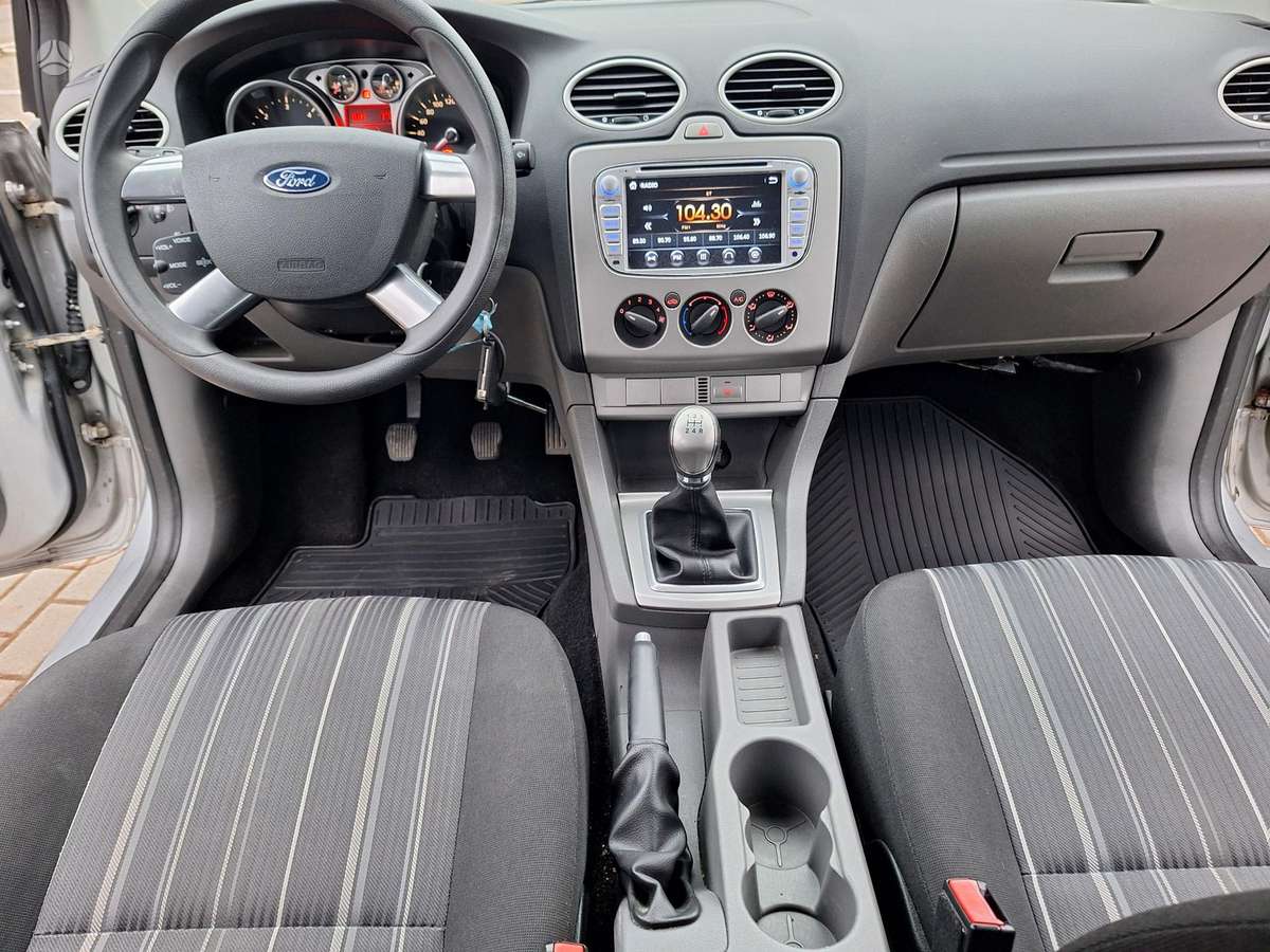 Ford Focus 2010 — фото 15