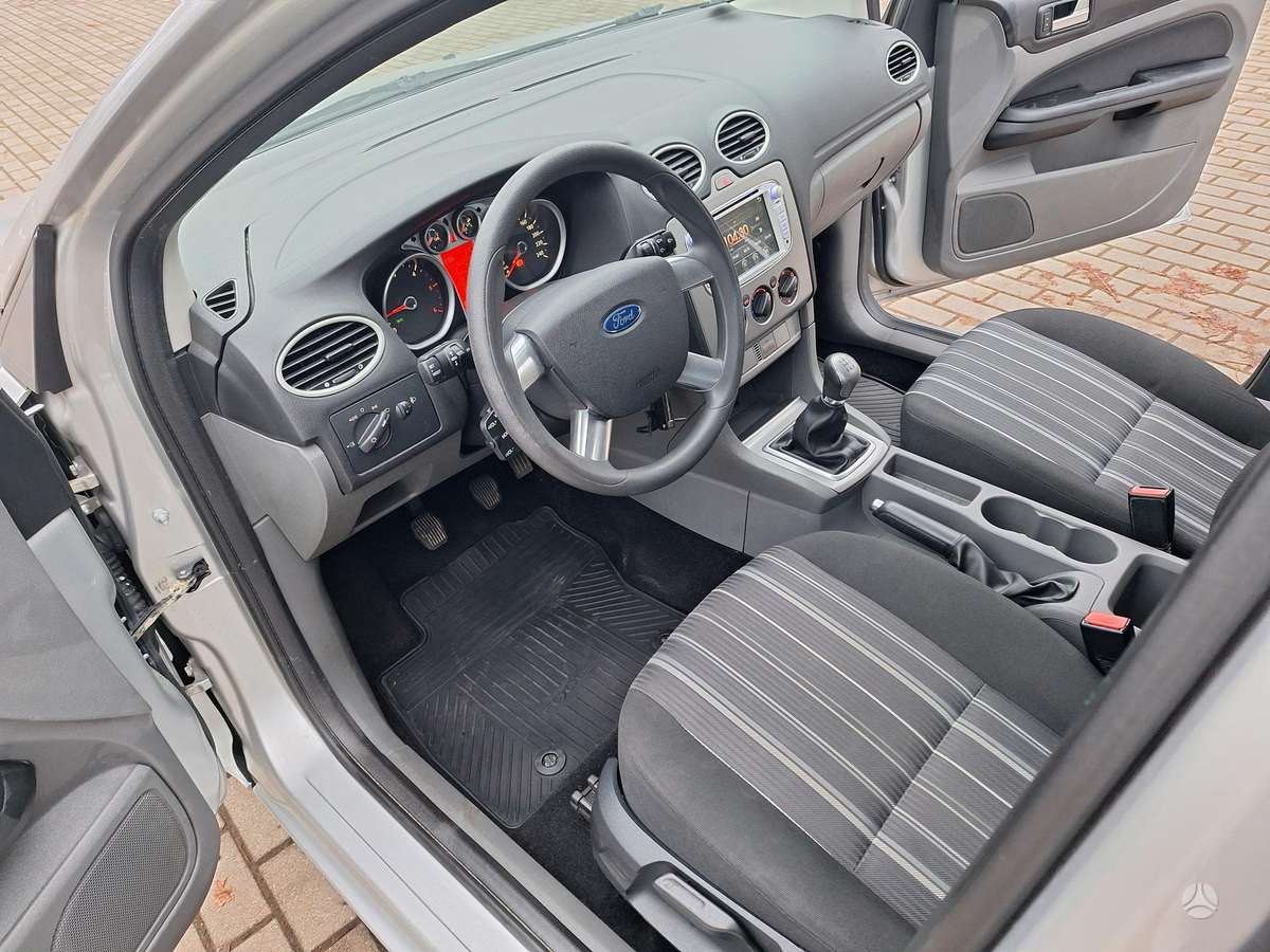 Ford Focus 2010 — фото 16