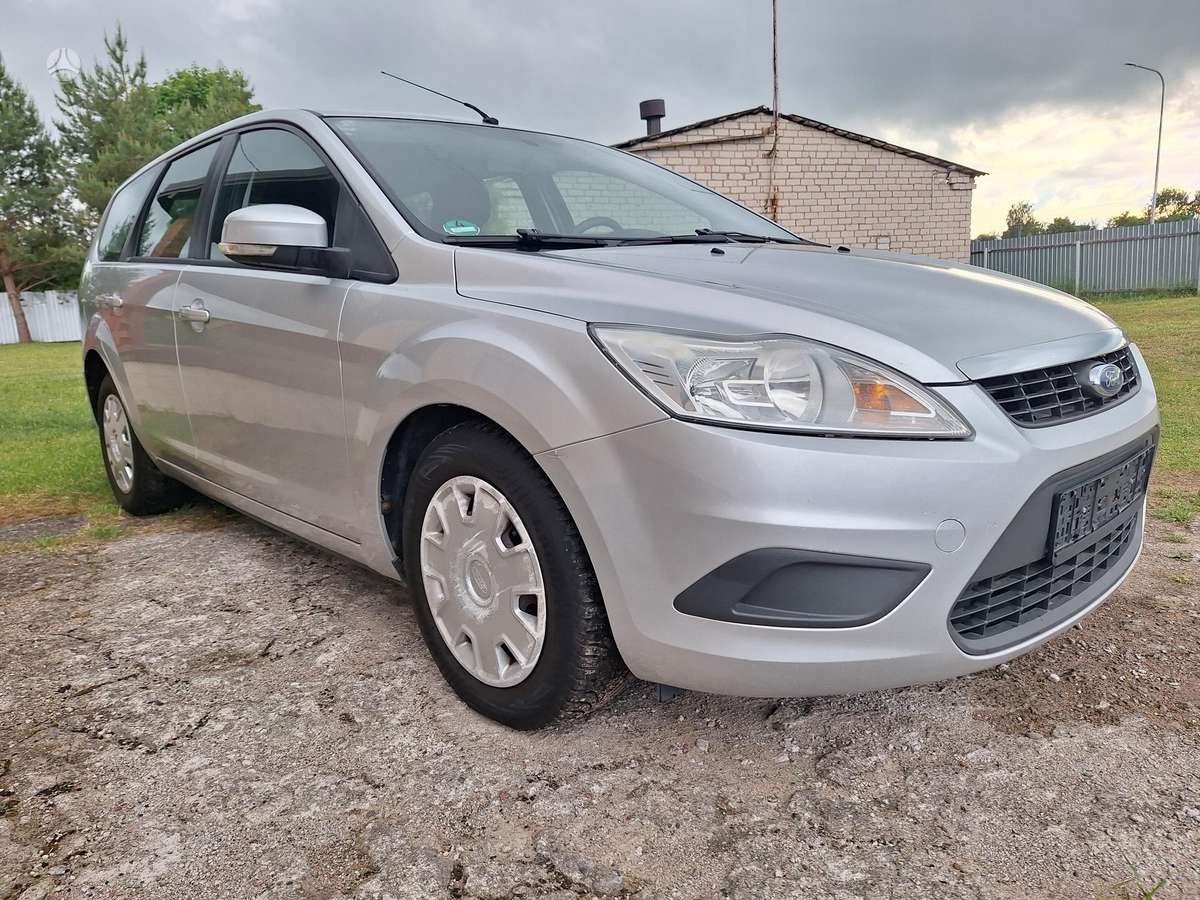 Ford Focus 2010 — вигляд ззаду