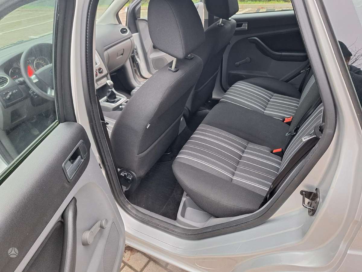Ford Focus 2010 — салон