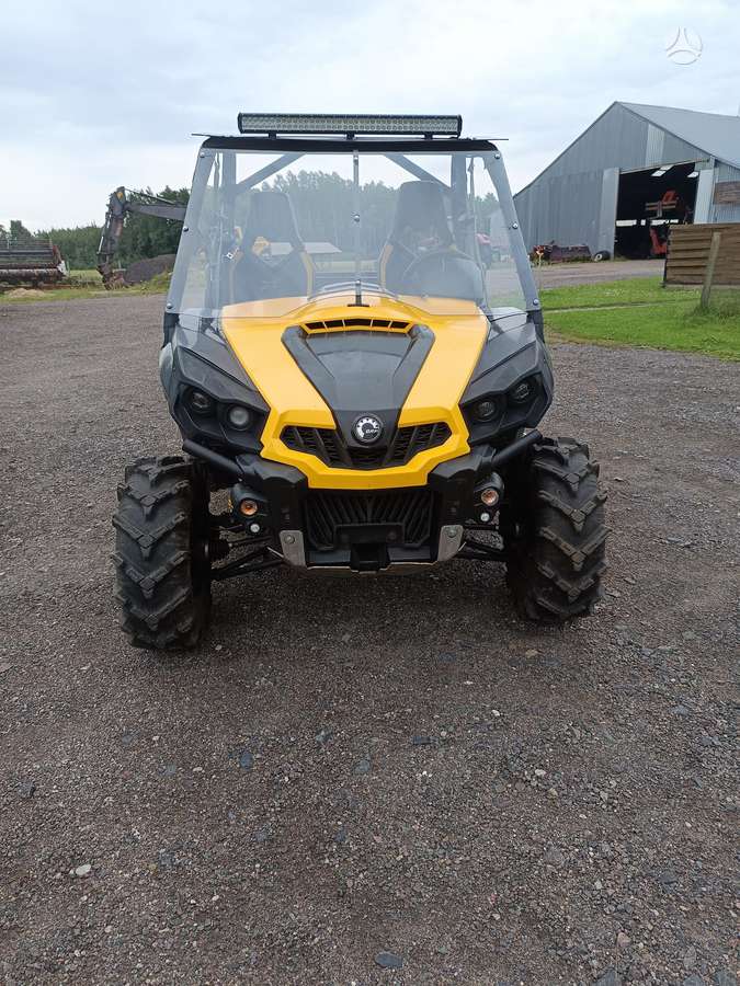 Can-Am Commander 2012 — rear view