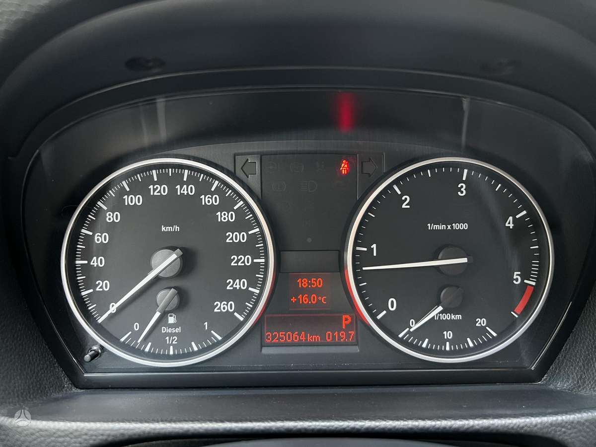 BMW 320 2010 — photo 17