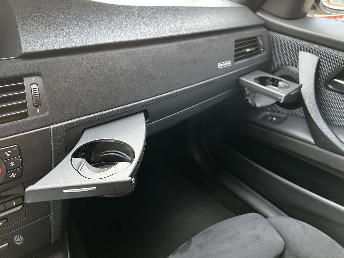 BMW 320 2010 — photo 19