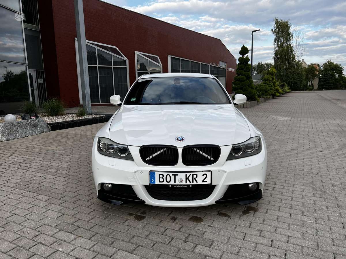 BMW 320 2010 — rear view