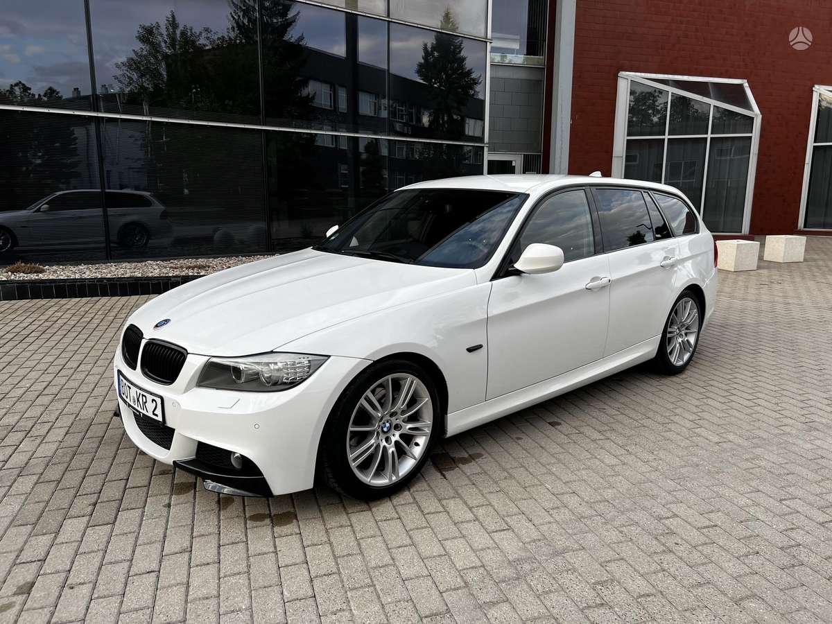 BMW 320 2010 — interior