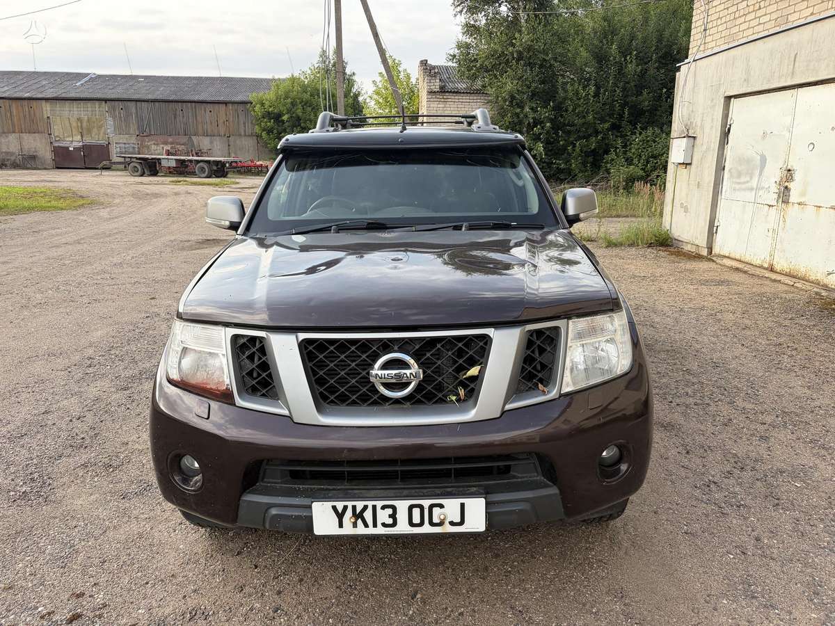 Nissan Navara 2013 — вигляд ззаду