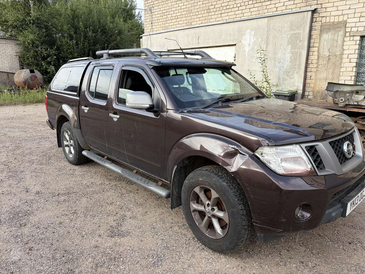 Nissan Navara 2013 — салон