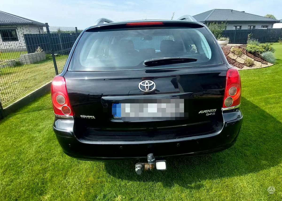 Toyota Avensis 2006 — rear view