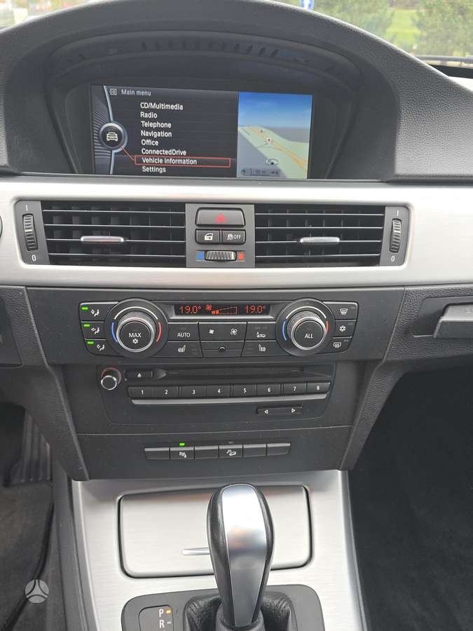 BMW 320 2011 — photo 12
