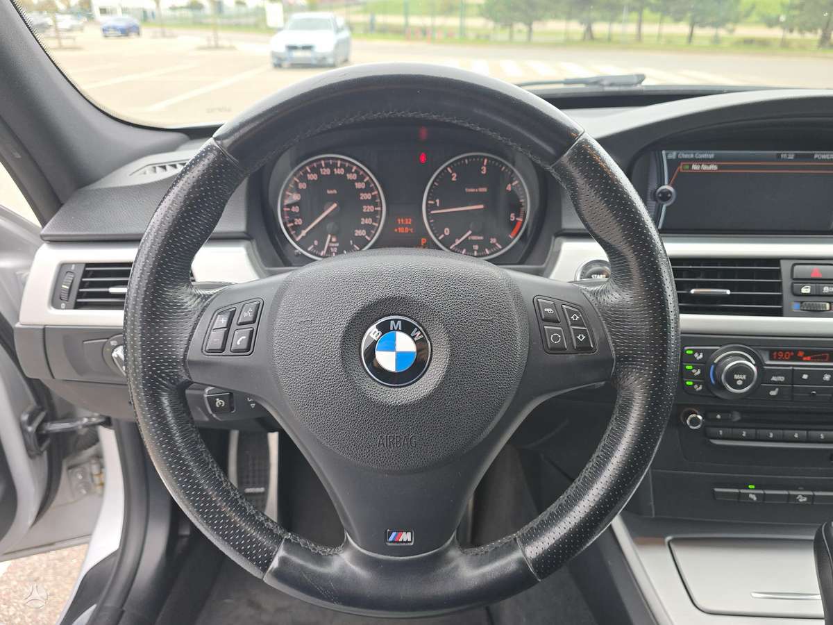 BMW 320 2011 — photo 17