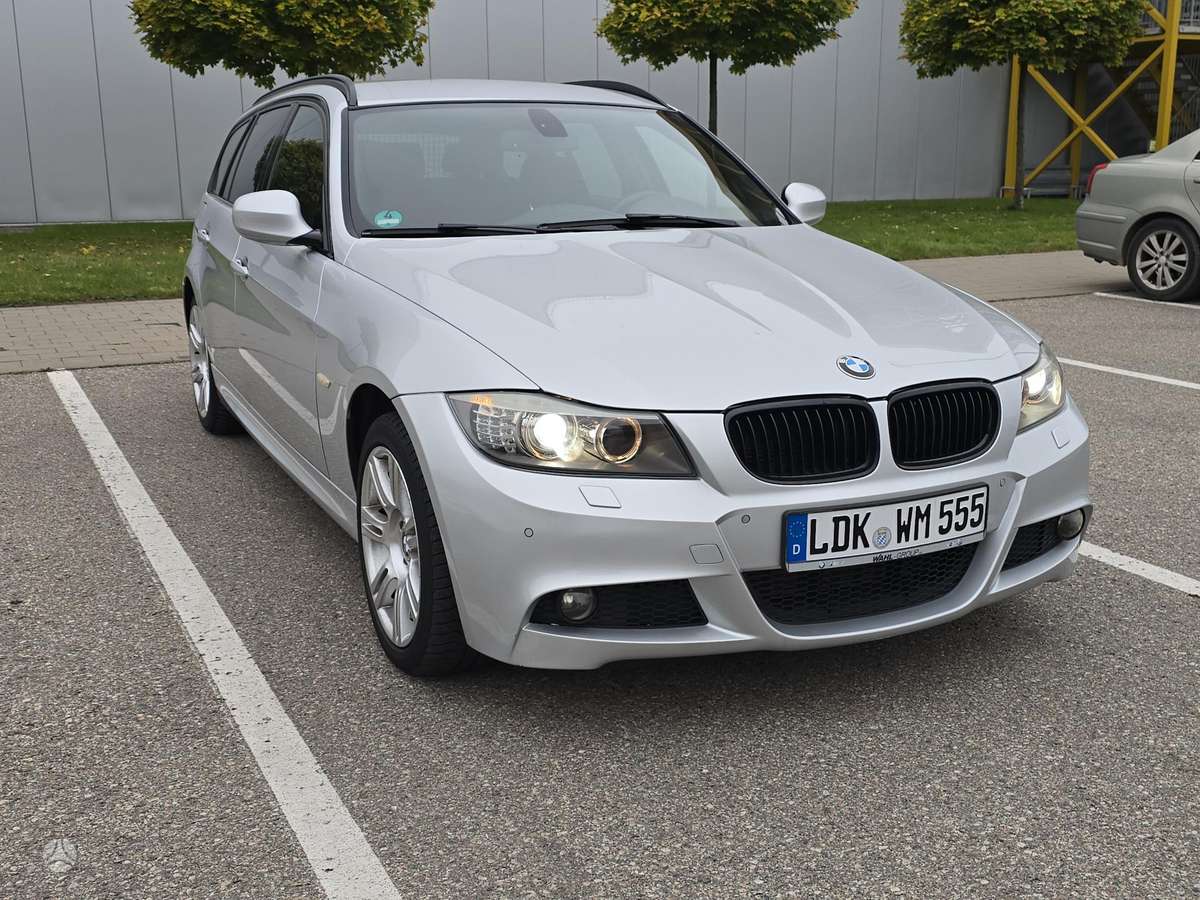 BMW 320 2011 — interior