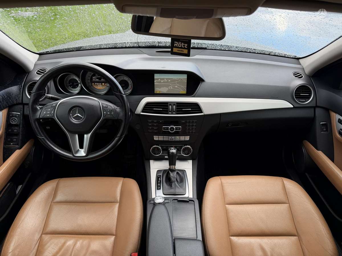 Mercedes-Benz C220 2012 — салон